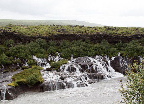 По пути к фьорду Боргарфьярдар, встречается множество водопадов