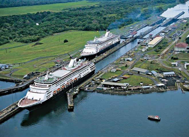 Круизные лайнеры проходят Панамский канал