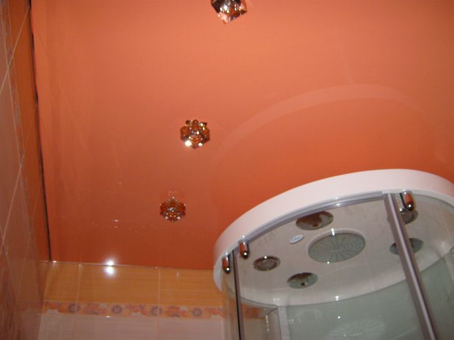 цвет натяжного потолка в ванной