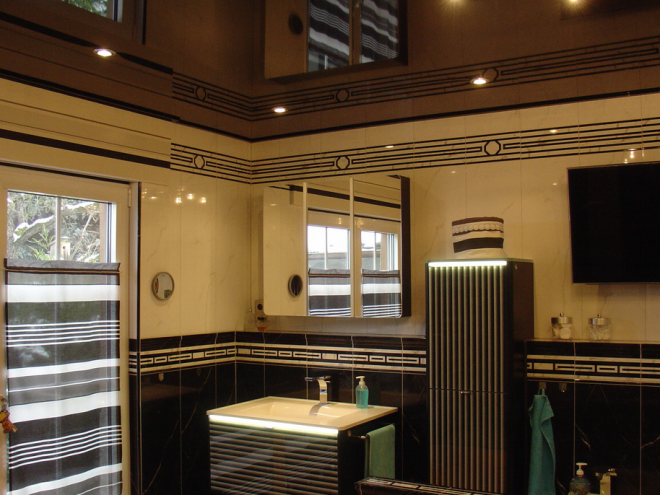 зеркальный натяжной потолок в ванной