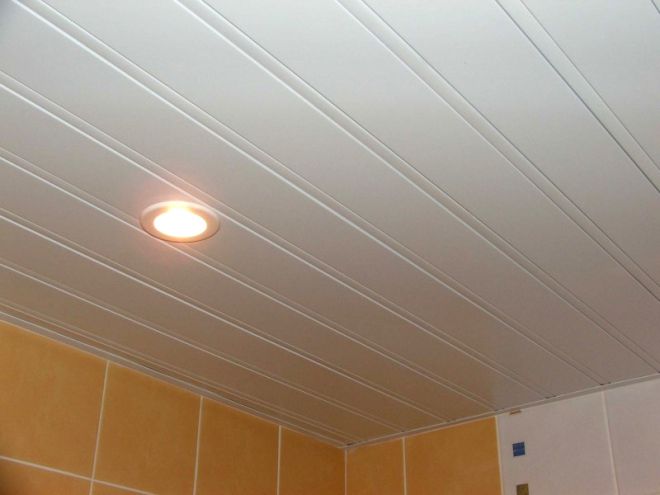 потолок из панелей в ванной