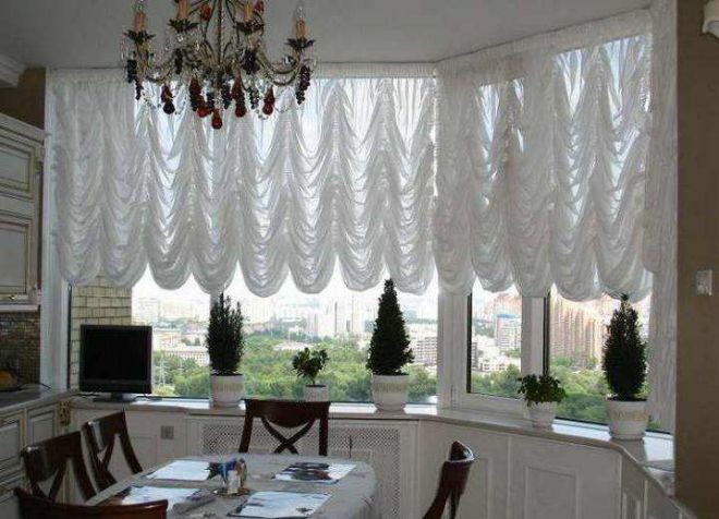 Белые шторы на кухню