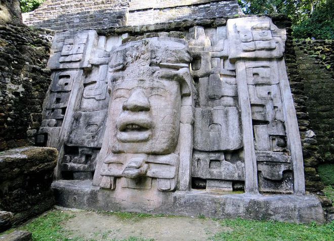 Храм Маски - барельеф огромной каменной головы