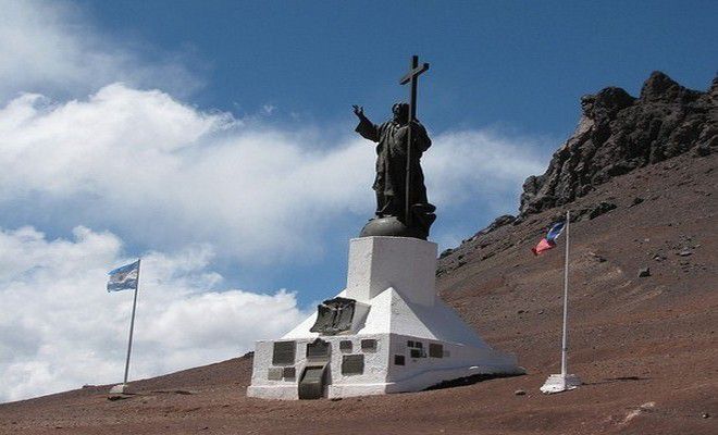 Памятник на границе Аргентины и Чили