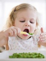 Чем кормить ребенка в год?