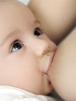 Как правильно давать ребенку грудь?