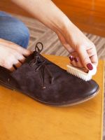 Как восстановить замшевую обувь?