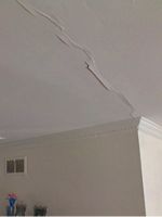 Как заделать трещину на потолке?