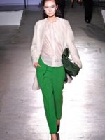 С чем носить зеленые брюки?