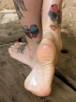Женские татуировки на ноге