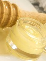 Пчелиное маточное молоко – польза и вред
