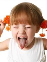 Почему ребенок высовывает язык?
