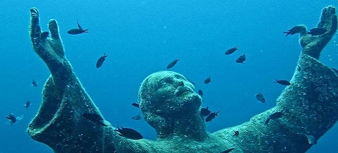 Статуя Христа под водой около Мальты