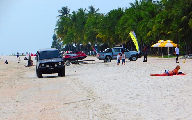 Автомобиль на пляже