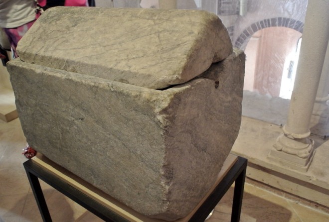 Древний саркофаг мощей Трифона