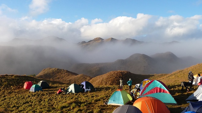 Палаточный лагерь альпинистов на горе Пулаг
