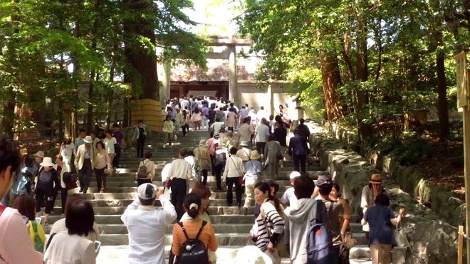 Поток туристов у храма Исэ Дзингу