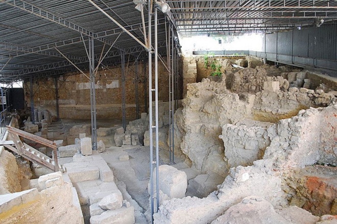 Руины соседних зданий римского периода