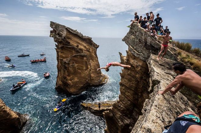 Соревнование Red Bull Cliff Diving, которое проводится на острове Вила-Франка