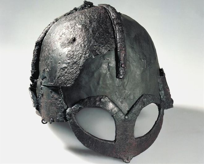 Старинный шлем викинга