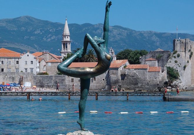 Статуя гимнастки, установленная около пляжа Могрен