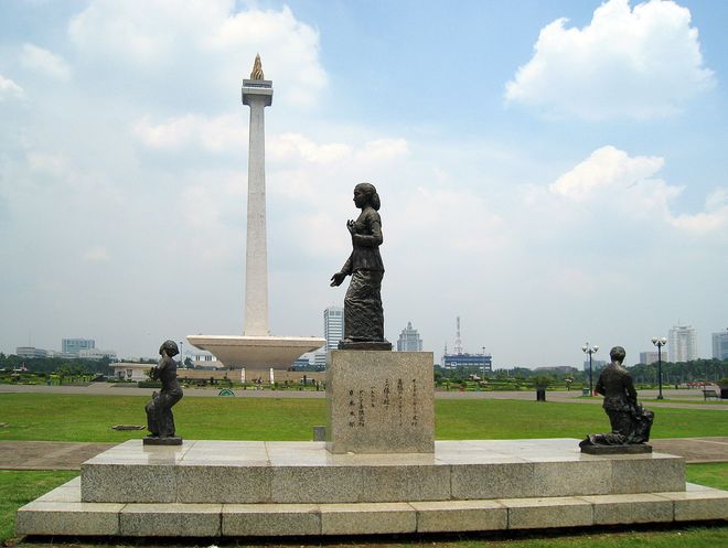 Статуя Kartini на площади Свободы