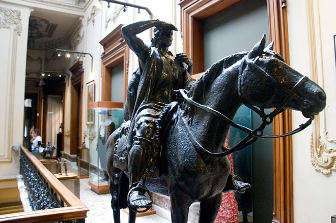 Статуя ковбоя гаучо верхом на лошади