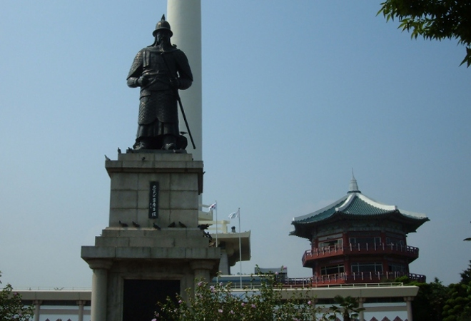 Статуя Ли Сан Сина
