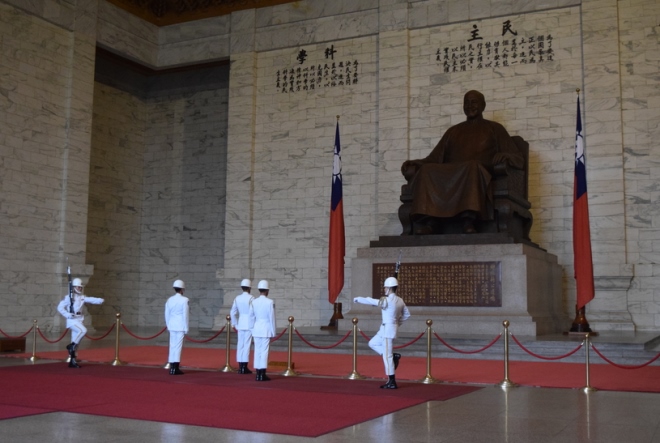 Статуя президента и почетный караул