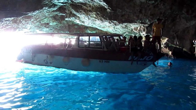 Внутрь пещеры можно заплыть на катере