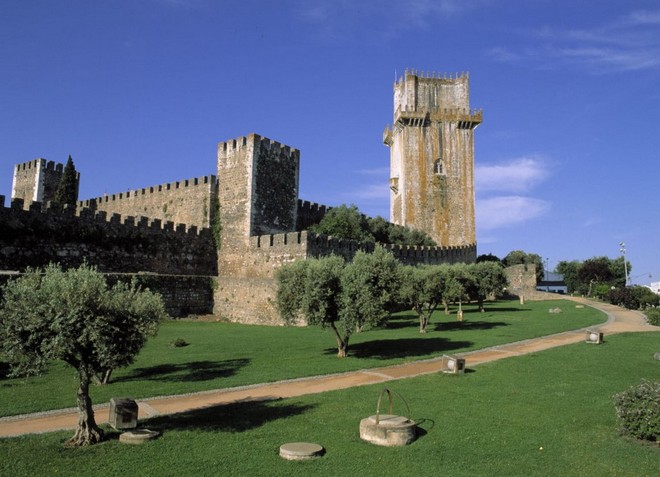 Замок Бежа обнесен высокой крепостной стеной