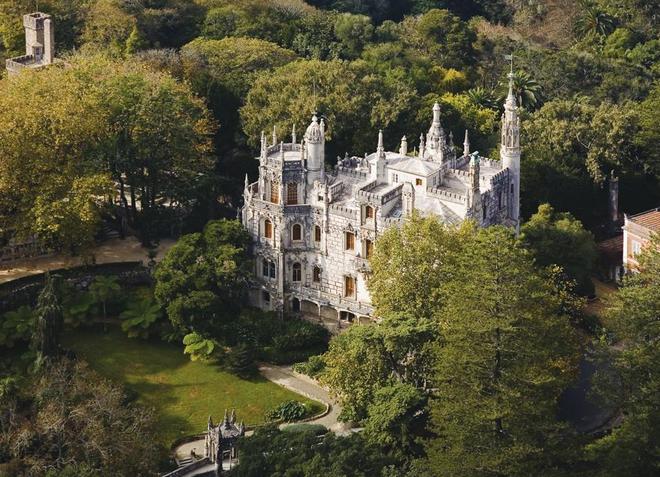 Замок Кинта-да-Регалейра расположен в невероятно живописном природном месте