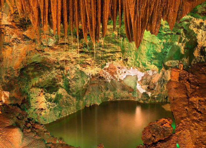 Живописные озерца в пещере