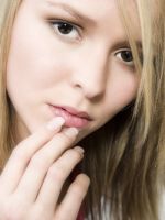 Как сделать белые губы в макияже thumbnail