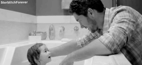 Папа купает дочку