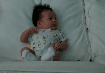 Ребенок в кроватке