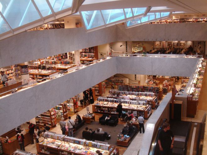 Огромный книжный магазин