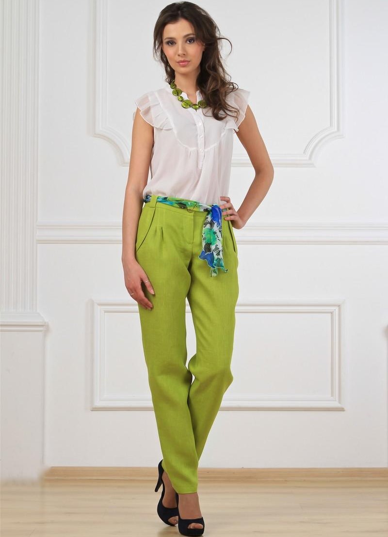 С каким цветом сочетаются зеленые брюки женские