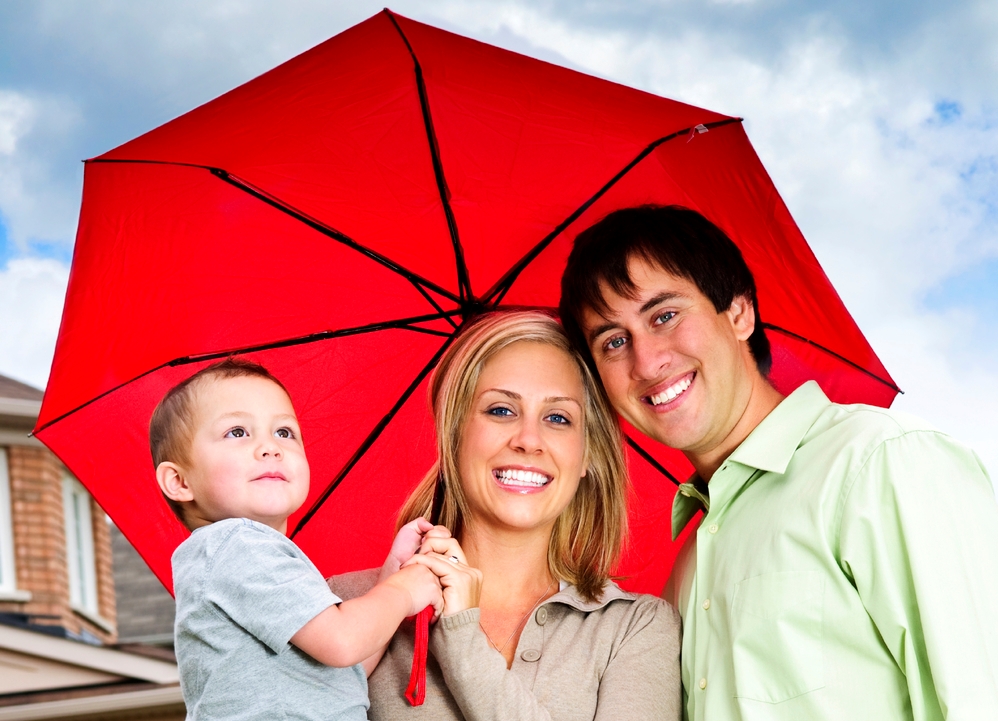Зонтик семьи. Семья под зонтом. Семейный зонт с семьей. Семья с зонтиками. Зонтик страхование.
