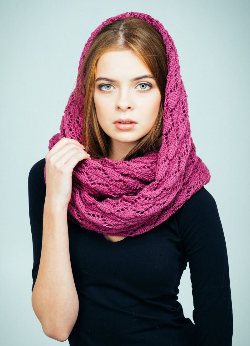 Фото шарфа. Снуд спицами. Красивые шарфы. Вязаный шарф снуд. Шарф хомут женский.
