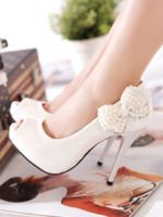 Белые туфли на свадьбу – на каблуке и без
