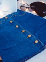 Джинсовая юбка с пуговицами спереди – универсальная модель на все случаи жизни