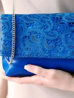 Синий клатч – с чем носить и как создать модный лук?