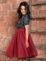Бордовая юбка – с чем носить и как создать модный образ?
