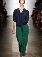 Зеленые брюки – с чем носить и как создавать стильные образы?