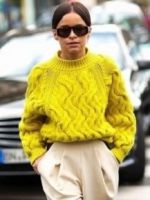 Желтый свитер – с чем носить и как создать модный образ?