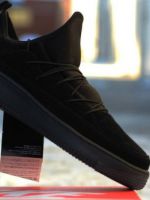 Черные кроссовки – самые модные модели и с чем их носить?
