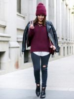 Бордовый свитер – с чем носить и как создавать модные образы?