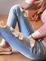 Рваные джинсы – с чем носить и как создавать модные образы?