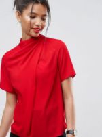 Красная футболка – с чем носить и как создавать модные луки?